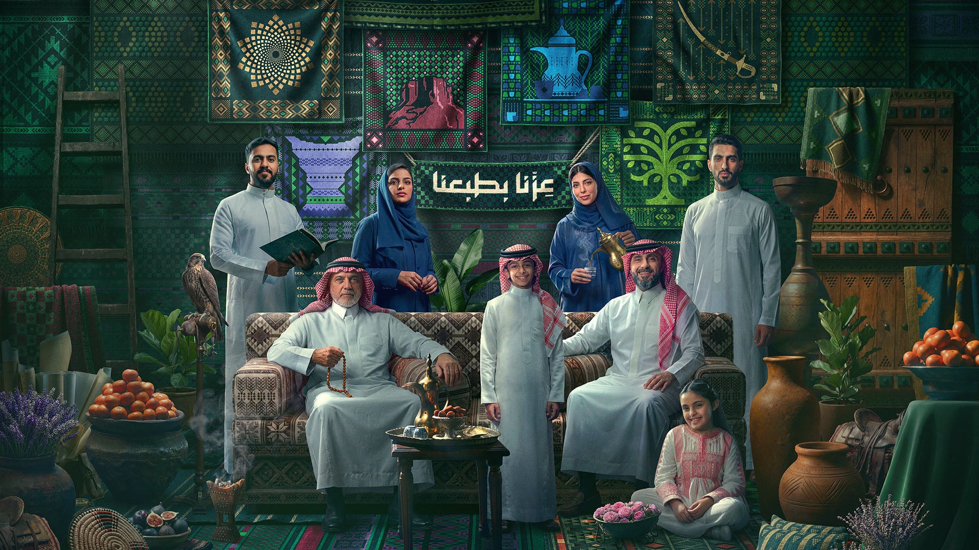 المشهد الرسمي لليوم الوطني ٢٠٢٦: اجتماع سعودي بين نقوش خضراء وشعار عزّنا بطبعنا